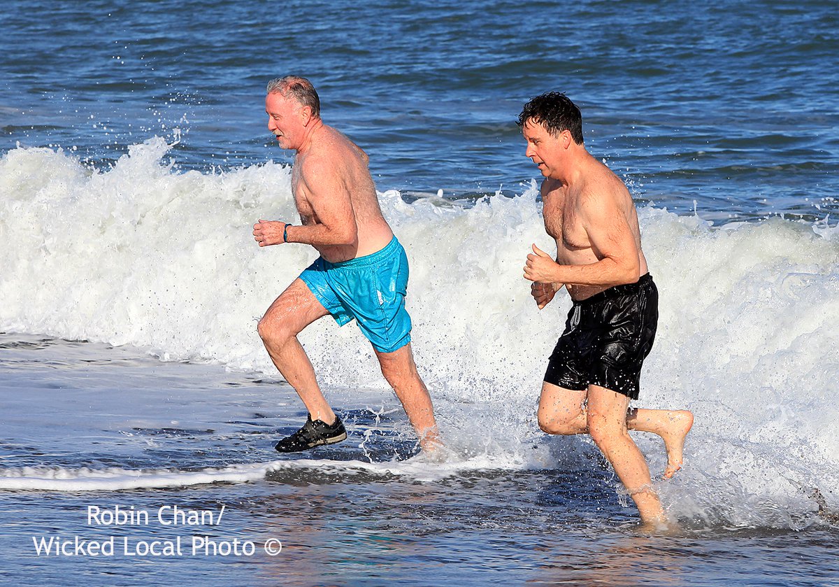 RChan_mariner's tweet photo. Adults and children take the plunge into the frigid Atlantic Ocean to ring in 2020 during the annual New Year's Day polar plunge off of #Humarock Beach #2020 #polarplunge #newyearsday #newyearstradition https://t.co/ywcm8nTEk4
