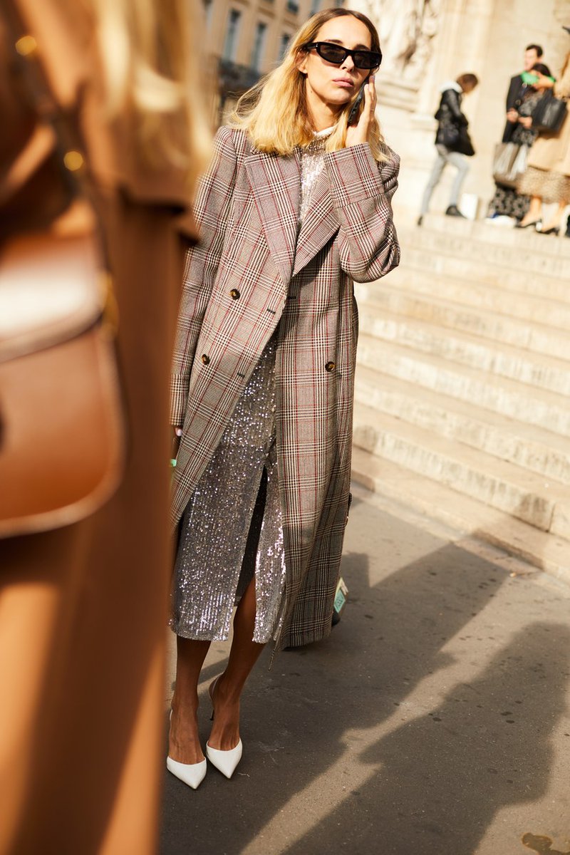 Vía:<a href="/VogueSpain/">Vogue España</a>
#Fashion | No tienes por qué enterrar esa falda de lentejuelas hasta la próxima Nochevieja. 13 looks de 'street style' para estrenar 2020 con estilo vogue.es/moda/galerias/…