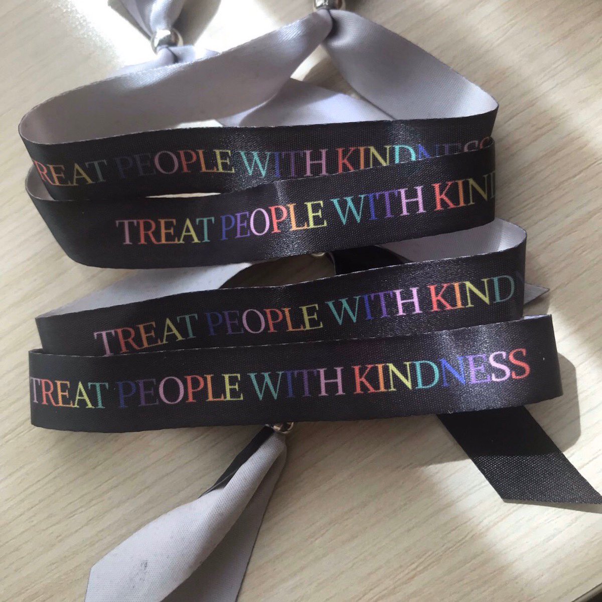 91sdonnylwt's tweet image. HARRY STYLES GIVEAWAY 💫 

- Rt/ like this tweet to participate
- Winner will get one of my tpwk wristbands 🥰
- No need to follow but i’ll follow back!
- Open worldwide 
- 2 winners in a few days!! 

Good luck 💚