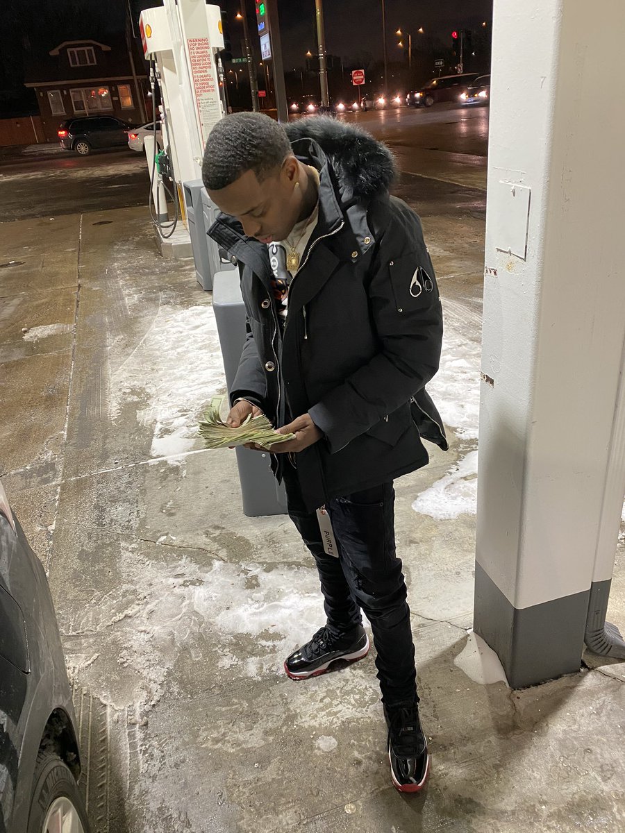 Ain't Shit Changeeee But The Mfinnn Year 🅿️And Its Still On With Me⬆️🎒