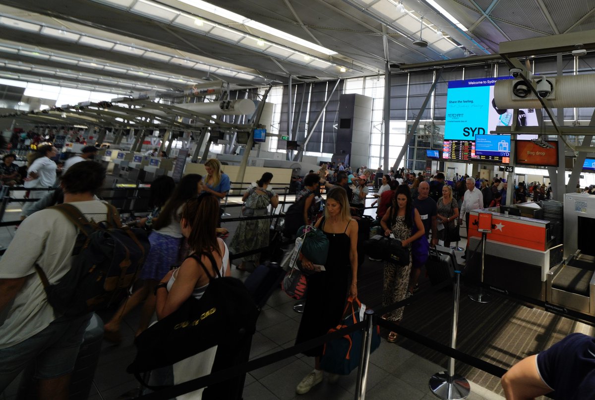 michael_s_y_lee's tweet photo. The huge #AirportQueue on #NYD at #SydneyAirport
#Jetstar had most desks closed, and no automated bag drops - as usual.
Their bagdrop line was so long that it blocked access to the security scanners.
Surely airport management should get them to improve their act! https://t.co/IMnvxOYcS4