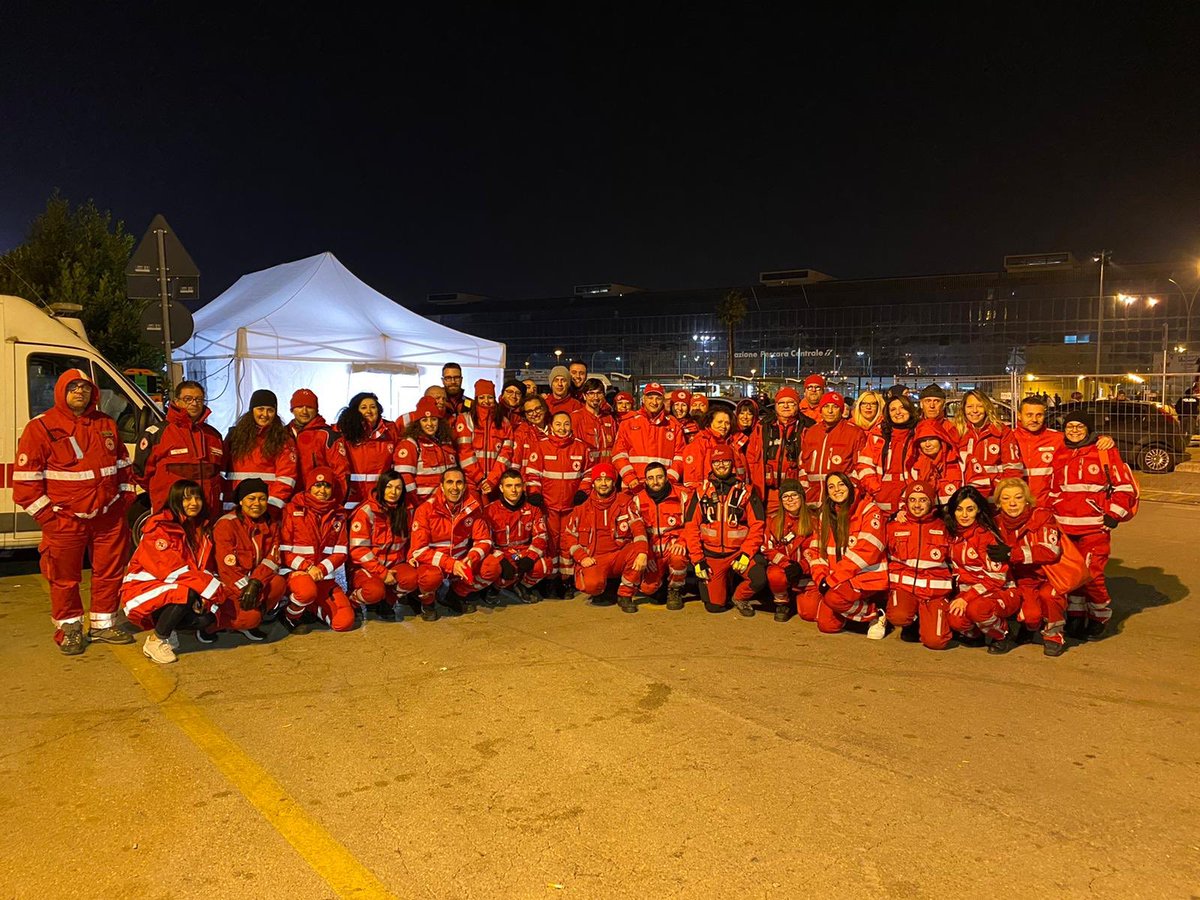 CRI_pescara's tweet photo. E questi siamo noi. Quelli che per Capodanno, come tradizione, hanno indossato qualcosa di rosso perché..facciamo parte di #unitaliacheaiuta ed il Capodanno a Pescara è filato liscio.Grazie a tutti, buon anno dalla #crocerossa #cripescara #crispoltore #cripenne #insiemeèpiubello https://t.co/pufzpe5V2u