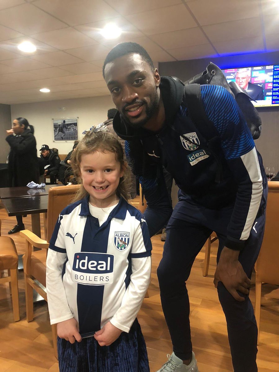 LauraMeeson's tweet photo. Thank you @WBA  for taking the time to to come and say hello to my little girl @ElleMeeson this evening after the #WBALEE match! You guys made her day!! @RobsonKanu @Nathan6Ferguson ⚽️💙🤍💙🤍⚽️ https://t.co/XlG09rXdS0