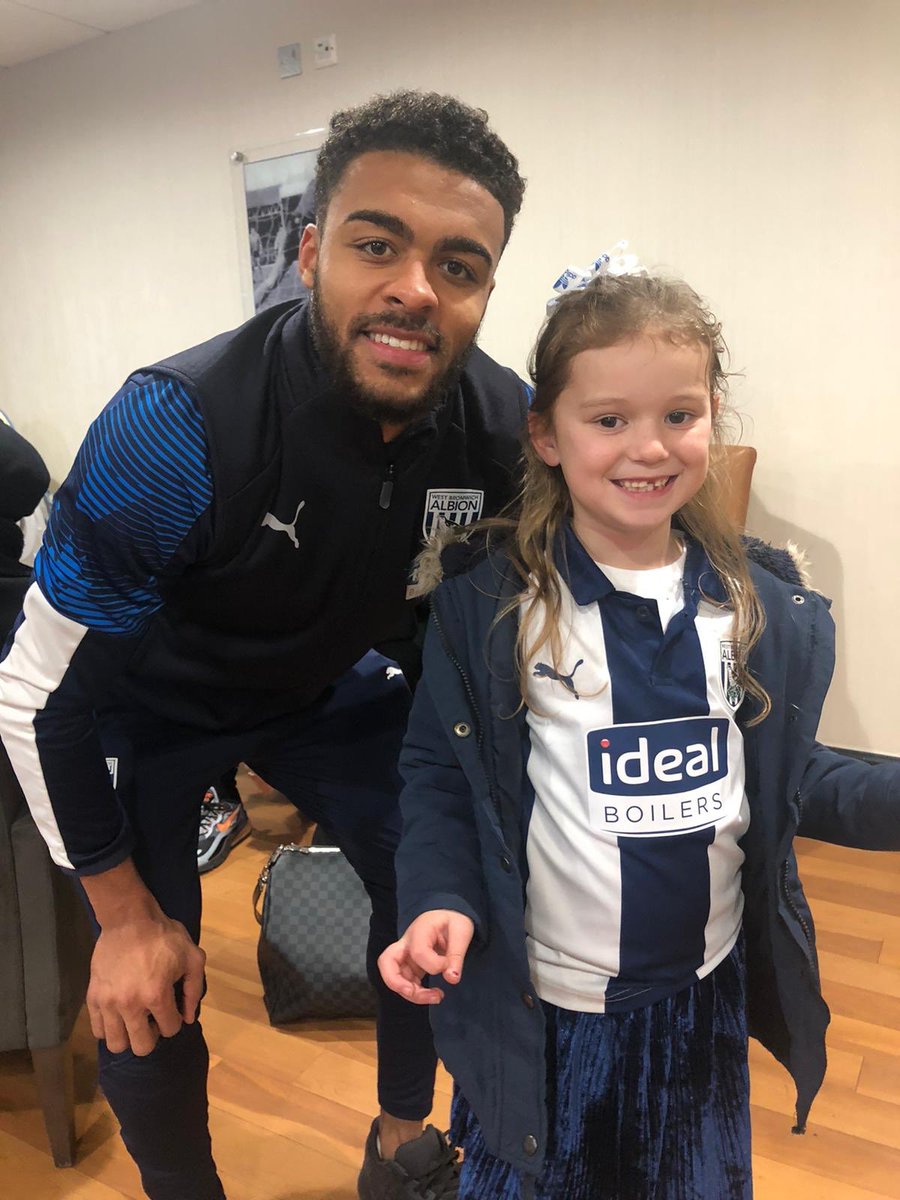 LauraMeeson's tweet photo. Thank you @WBA  for taking the time to to come and say hello to my little girl @ElleMeeson this evening after the #WBALEE match! You guys made her day!! @RobsonKanu @Nathan6Ferguson ⚽️💙🤍💙🤍⚽️ https://t.co/XlG09rXdS0