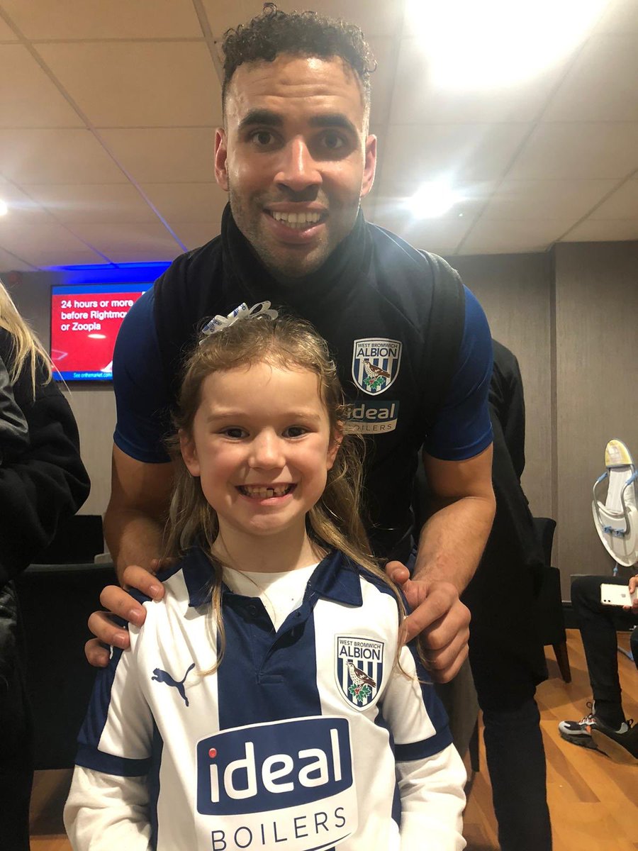 LauraMeeson's tweet photo. Thank you @WBA  for taking the time to to come and say hello to my little girl @ElleMeeson this evening after the #WBALEE match! You guys made her day!! @RobsonKanu @Nathan6Ferguson ⚽️💙🤍💙🤍⚽️ https://t.co/XlG09rXdS0