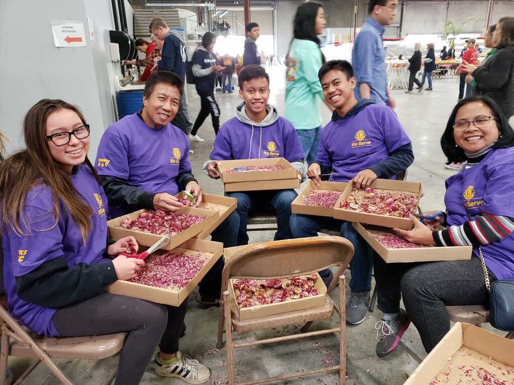 lionsclubs's tweet image. Lions and Leos from around the United States and the world attended the 2020 #RoseParade to help decorate and march in this year’s Lions float “Hope for 20/20.” Thank you for showing us the #PowerOfHope today and every day! Happy New Year!