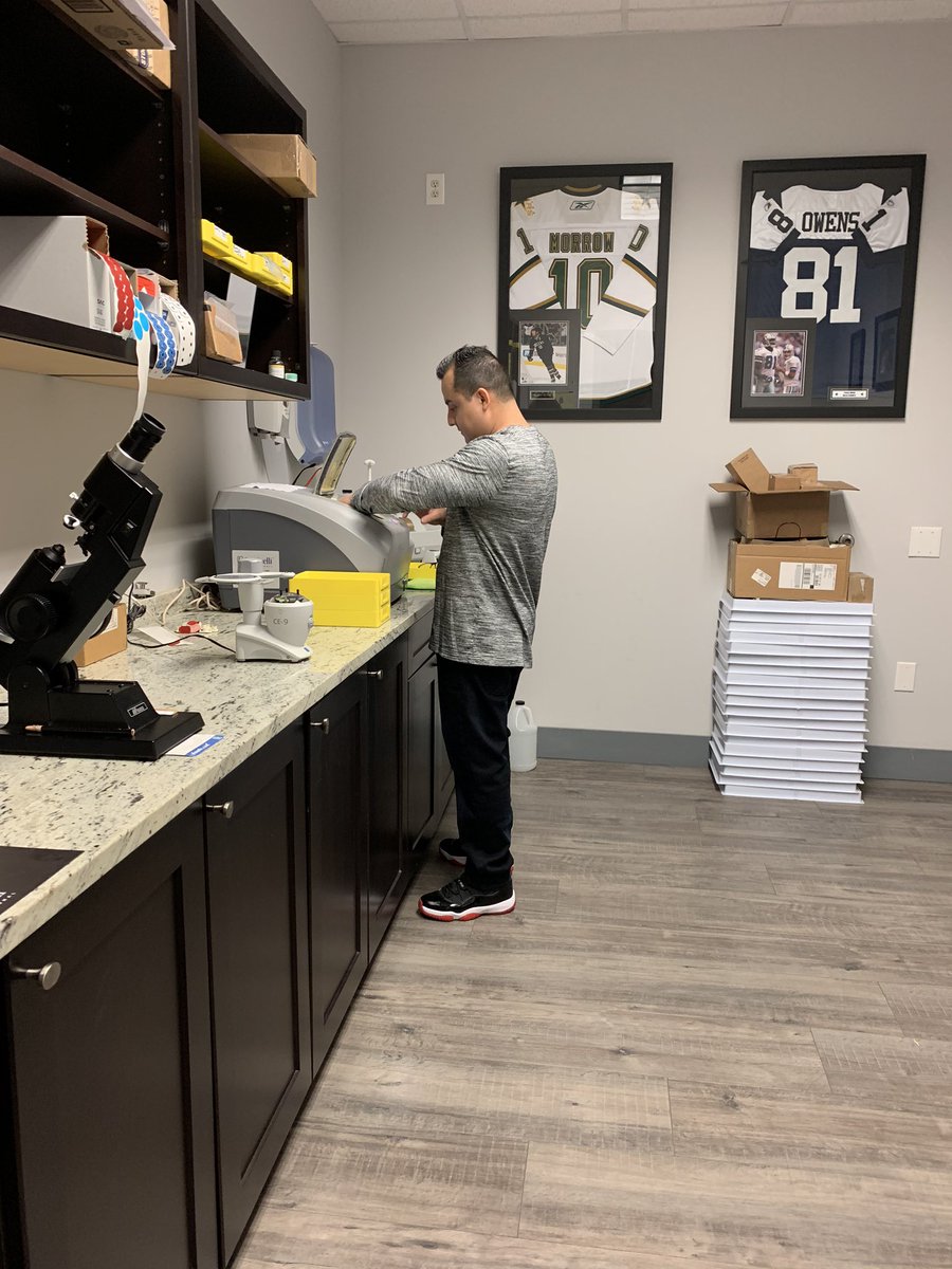 friendlyeyecare's tweet photo. Happy New Year! 

Working hard to get people’s glasses ready, Even in New Year’s Day off! https://t.co/1RsrqeD6ra