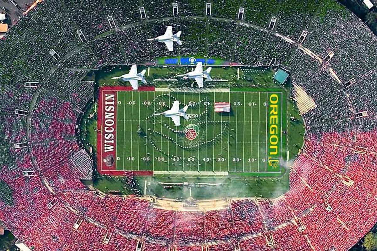 JeffDLowe's tweet photo. The Rose Bowl is always better when the two teams have very different primary colors. Aerial shot always much cooler. https://t.co/IJVJFHQR2O