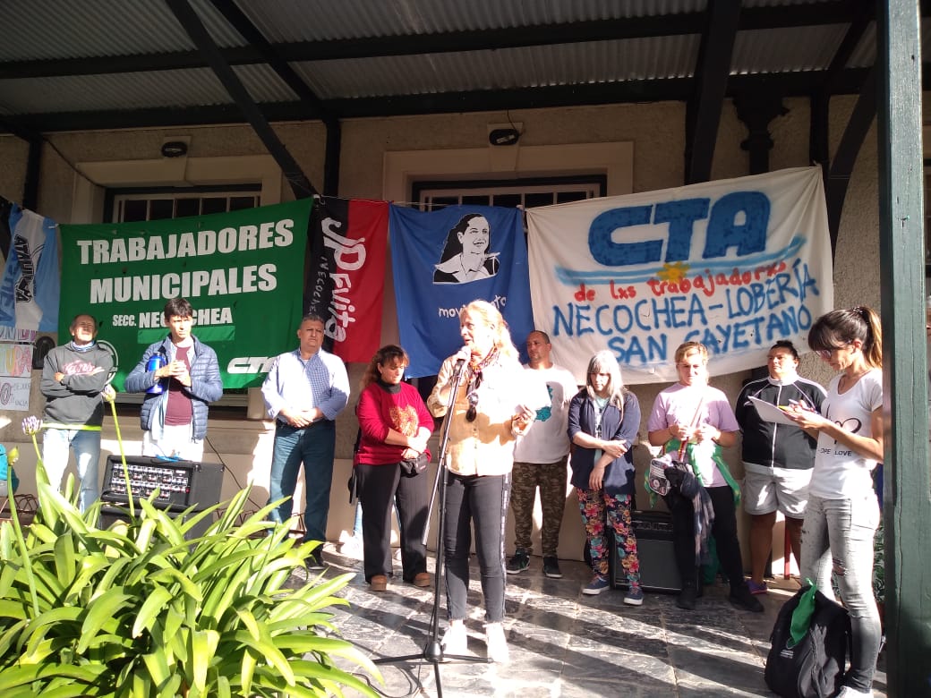 KolinaBsAs's tweet photo. Hoy, 1ro. de Enero de 2020, en instalaciones de la Escuela Municipal de Artes de Necochea, se desarrolló este Festival en PROTESTA POR LOS DESPIDOS DE TRABAJADORES Y TRABAJADORAS TEMPORARIOS, y ANULACIÓN DEL DECRETO DE DESIGNACION DE LA DIRECTORA DE LA ESCUELA. https://t.co/HgW6aNZmwx