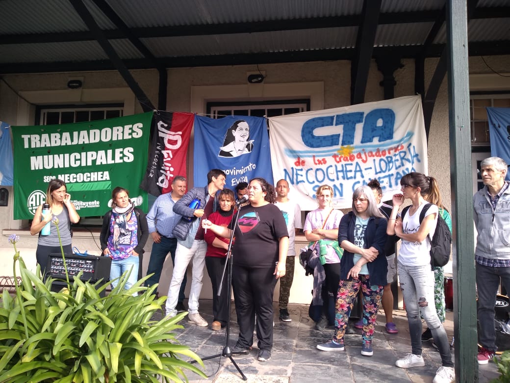 KolinaBsAs's tweet photo. Hoy, 1ro. de Enero de 2020, en instalaciones de la Escuela Municipal de Artes de Necochea, se desarrolló este Festival en PROTESTA POR LOS DESPIDOS DE TRABAJADORES Y TRABAJADORAS TEMPORARIOS, y ANULACIÓN DEL DECRETO DE DESIGNACION DE LA DIRECTORA DE LA ESCUELA. https://t.co/HgW6aNZmwx