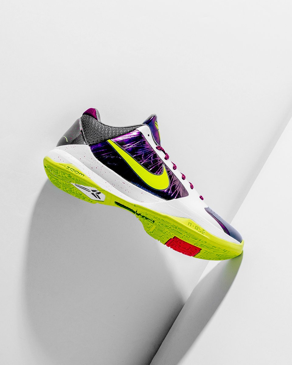 featurelv's tweet photo. The iconic 'Chaos' colorway returns to the Kobe V silhouette in a Protro version that’s both lower to the ground and more responsive with upgraded cushioning. Enter our Feature Draw for your chance to secure a pair. https://t.co/hmOfpHVcVf #kobe https://t.co/MAjditbYCs