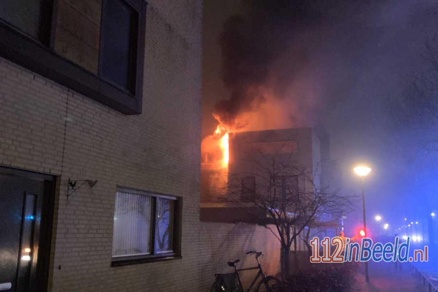 Brandweer rukt uit voor zolderbrand aan het Vondelpark in #Harderwijk. 112 in Beeld.