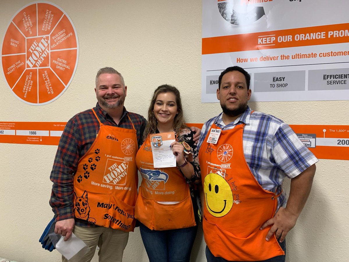 Taelor being recognized by Chris for being an excellent mentor helping him when he needs it we were going to do the Rocky montage but............... Great job girly you rock! @TaeLar15 <a href="/geri4015/">Geri Downs</a> <a href="/Beckysnell6/">Becky Snell</a> <a href="/Bselch/">Brianna Selch</a>
