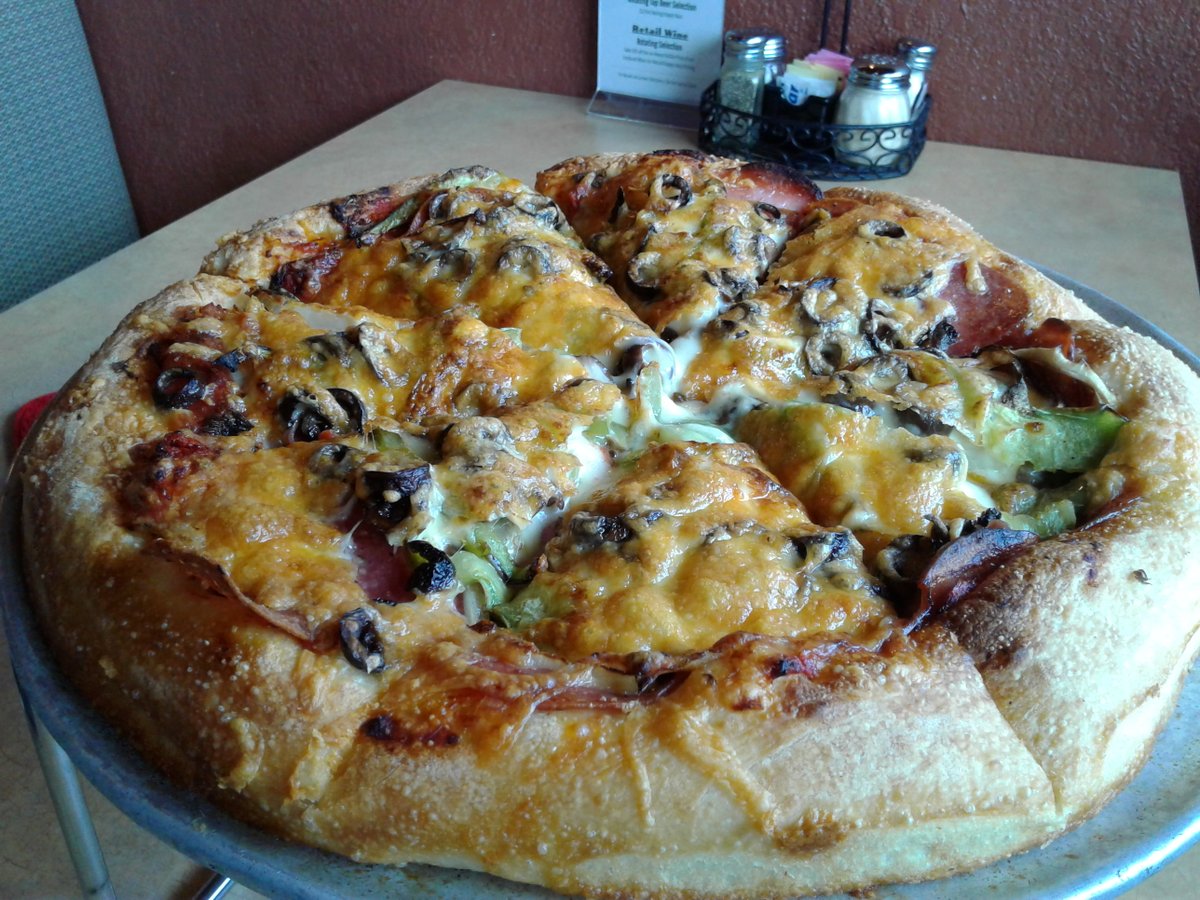 Pizza_Bank's tweet photo. #HappyNewYear!
Let's Start 2020 with Our Classic #MostWantedPizza!
#Pepperoni, Mushrooms, Salami, Black Olives, #CanadianBacon, White Onion, and Green Peppers prepared #DeepDishStyle.
Enjoy with Us at #Pizza_Bank.
#Kirkland #Kingsgate #Pizza https://t.co/px47JC0nDM