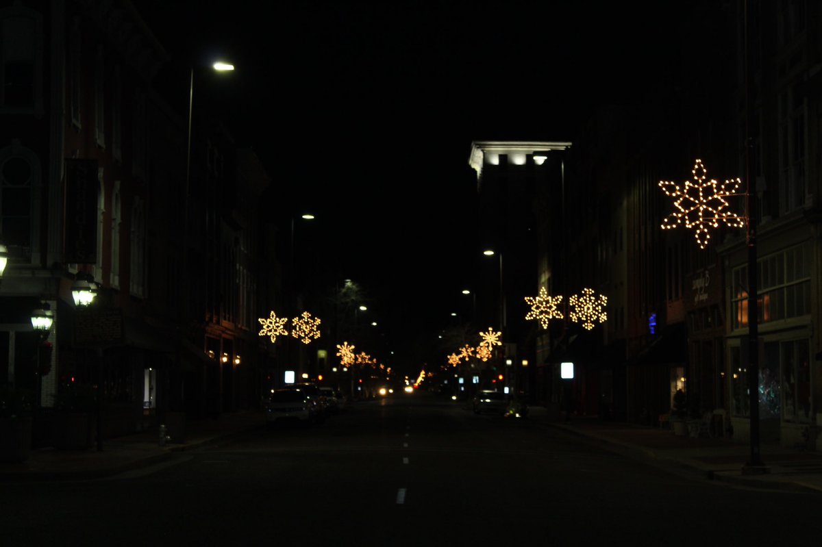 JacobWoodsWx's tweet photo. #holidays #westky Some photos I took across the region through this Christmas season. It’s hard to beat the holidays around here... https://t.co/IV8ly0W2NX