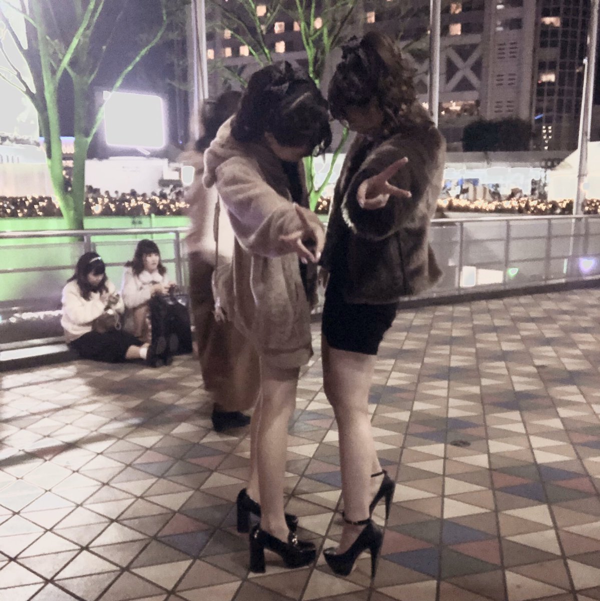 xx___O622's tweet photo. 本当は9公演入る予定だったんだけど今回のライブ色々納得いかなくてチケほぼさばいたから昨日が私的オーラスでした🎪💋
連番した子のおかげで共通増えたしなんだかんだでヲタク楽しいのよね🤦🏻‍♀️
降りるか降りないかはゆっくり頭冷やしてかんがえる🥰 https://t.co/5gL8xI4WII