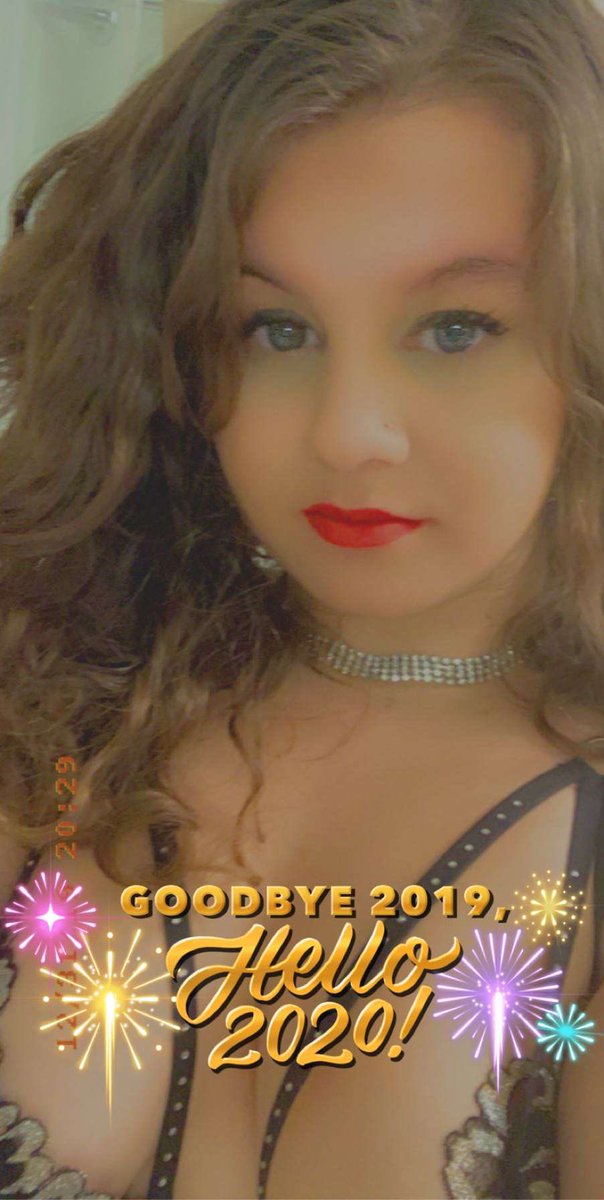 Happy New Year! 🥳❤️ hope everyone has a great one 💕 #NewYearsDay #2020 #selfiegame #fire #redlips #wavyhair #selfie