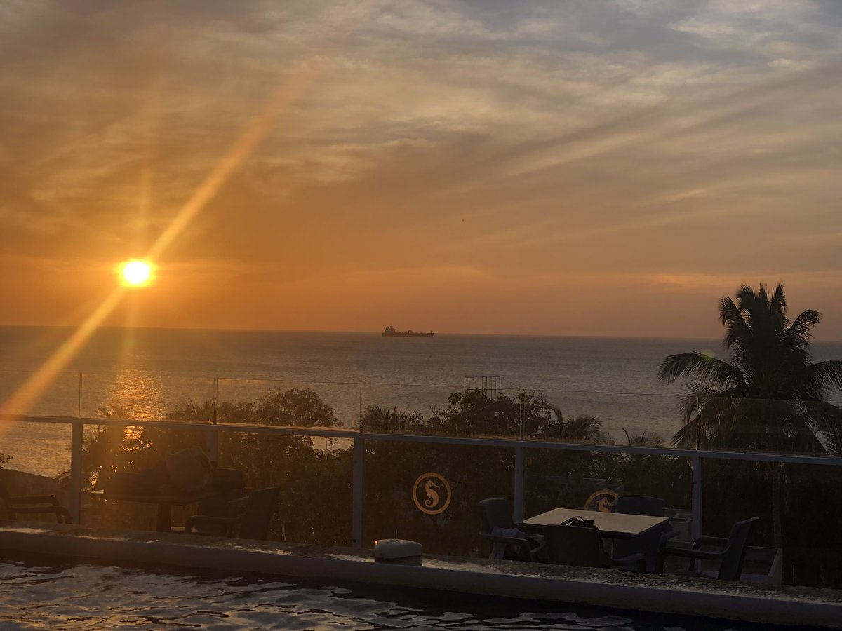 catapps2's tweet photo. Primer día del año, primera vez que veo un atardecer completo #SantaMarta https://t.co/8ZzUi3rJ9L