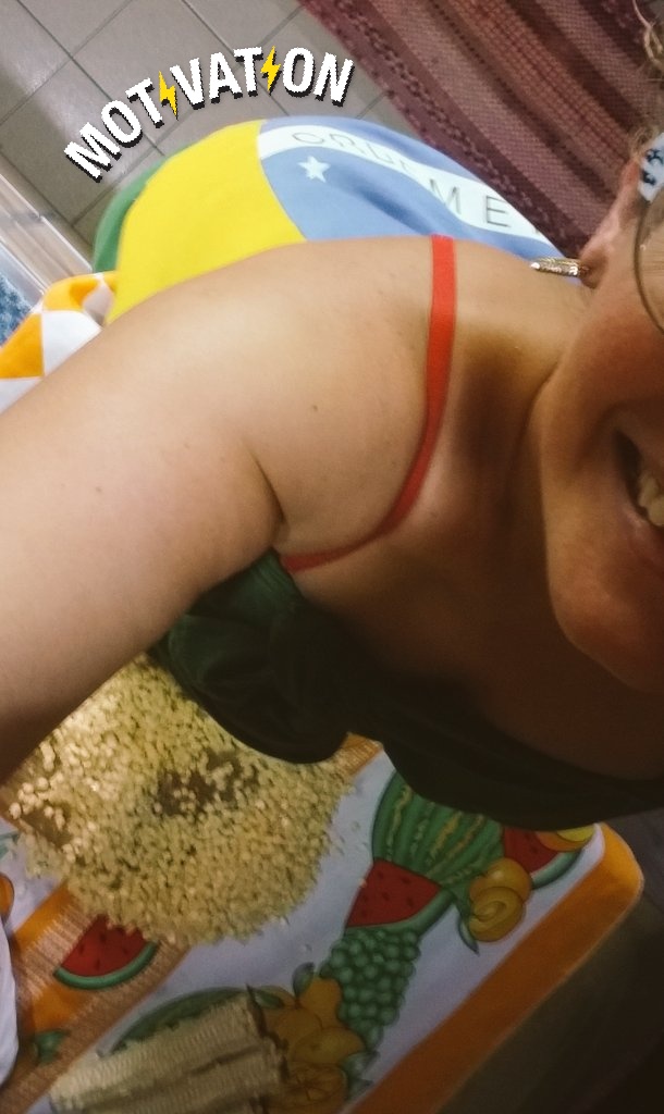 Plena201's tweet photo. La mina cual "moni argento", cocina contenta, meta musica, escoba y esponja...🌽🧀🥚🥛🥧#TortaDeChocloRabiosa #AltaCocinera https://t.co/9Imvm6nNYO