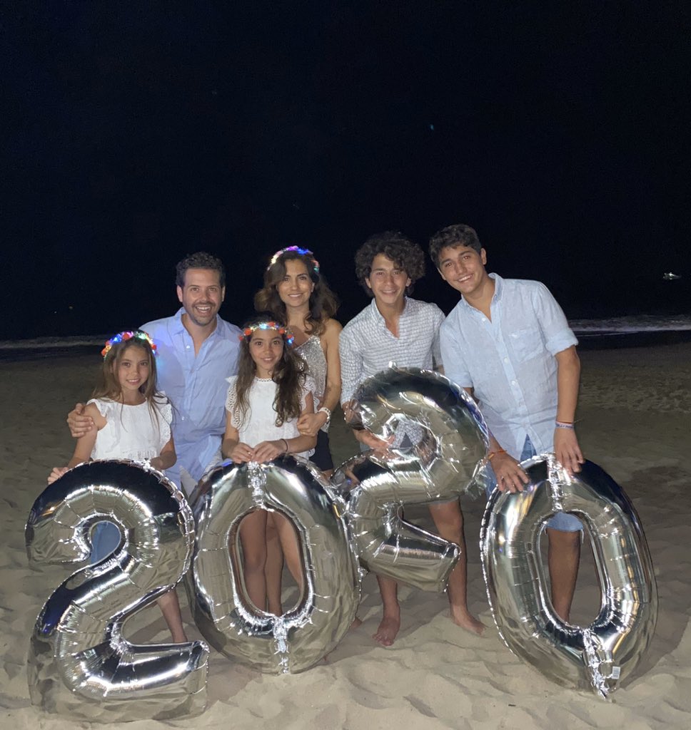 danymerlo's tweet photo. ¡Bienvenido 2020!
Estoy seguro que traes contigo grandes retos y muchas experiencias nuevas.
Quizá no tengamos una lista tan extensa como en el 2019, pero sabes? Dejaremos que fluyas y nos sorprendas.
•
#lavidaesunviaje #losmerlo #familia #amor #2020 #family #love #motivacion https://t.co/Iwhde4rcjT