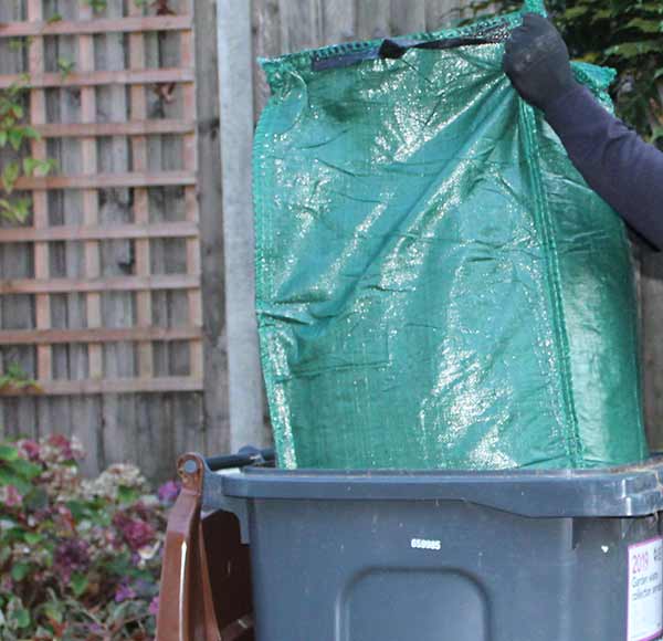 GardenBags's tweet photo. Our garden bags come in very useful for collecting and tidying up leaves during #winter and #autumn #leaves https://t.co/t8r9QIXizK