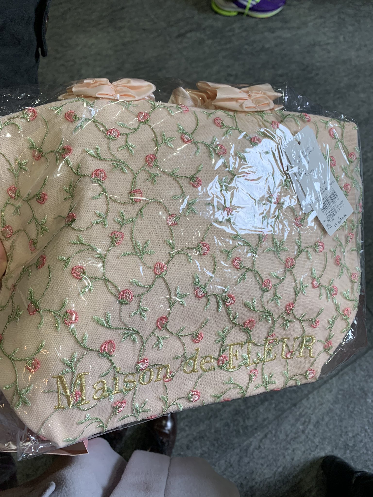 画像 Maison De Fleur 福袋 交換探しております 譲 トートバック 携帯ケース 求 Iphone8 携帯ケーストートバック ポーチ等何でも検 まとめダネ