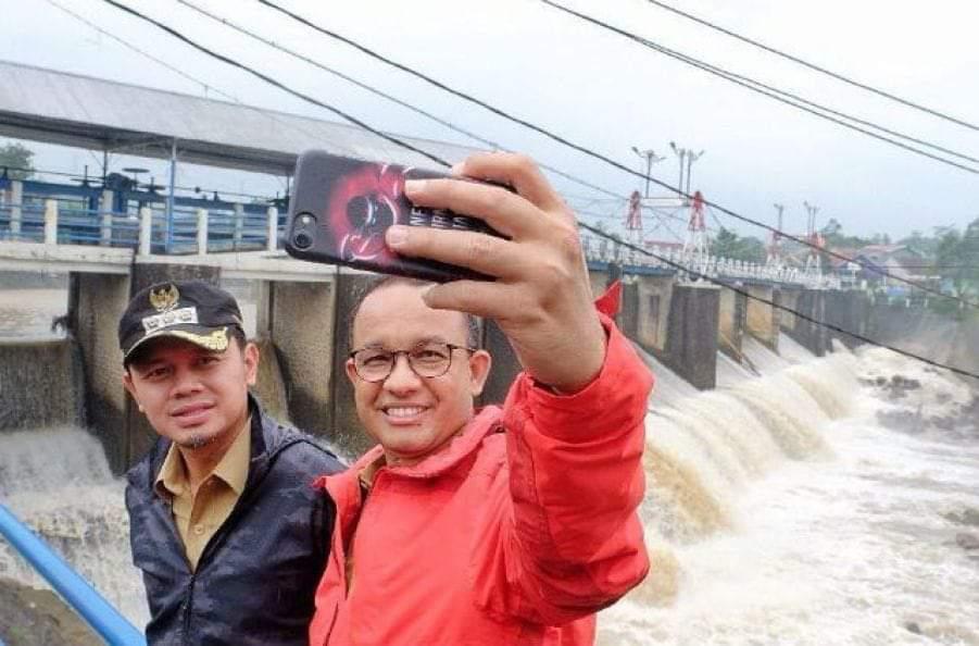 Cengar cengir selfie di tengah warga Jakarta yang kebanjiran