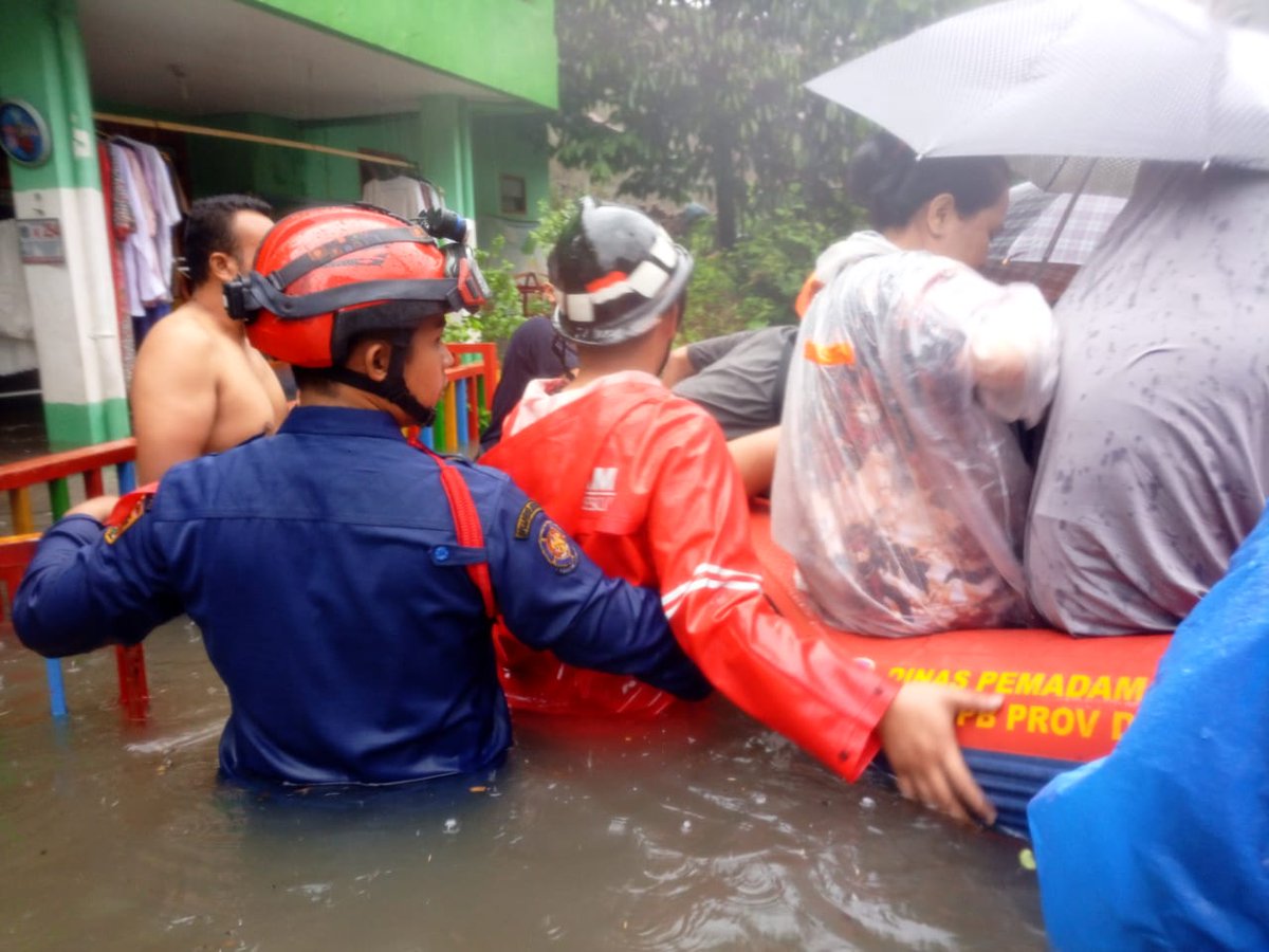 humasjakfire's tweet image. Kamis (02/01/2020) Giat evakuasi korban banjir di Jl. Kayu Mas Raya, Kelurahan Pulogadung, Kecamatan Pulogadung, Jakarta Timur.
#DKIJakarta
#OperasiSiagaIbuKota
#SiapTanggapGalang
#PerluTahu