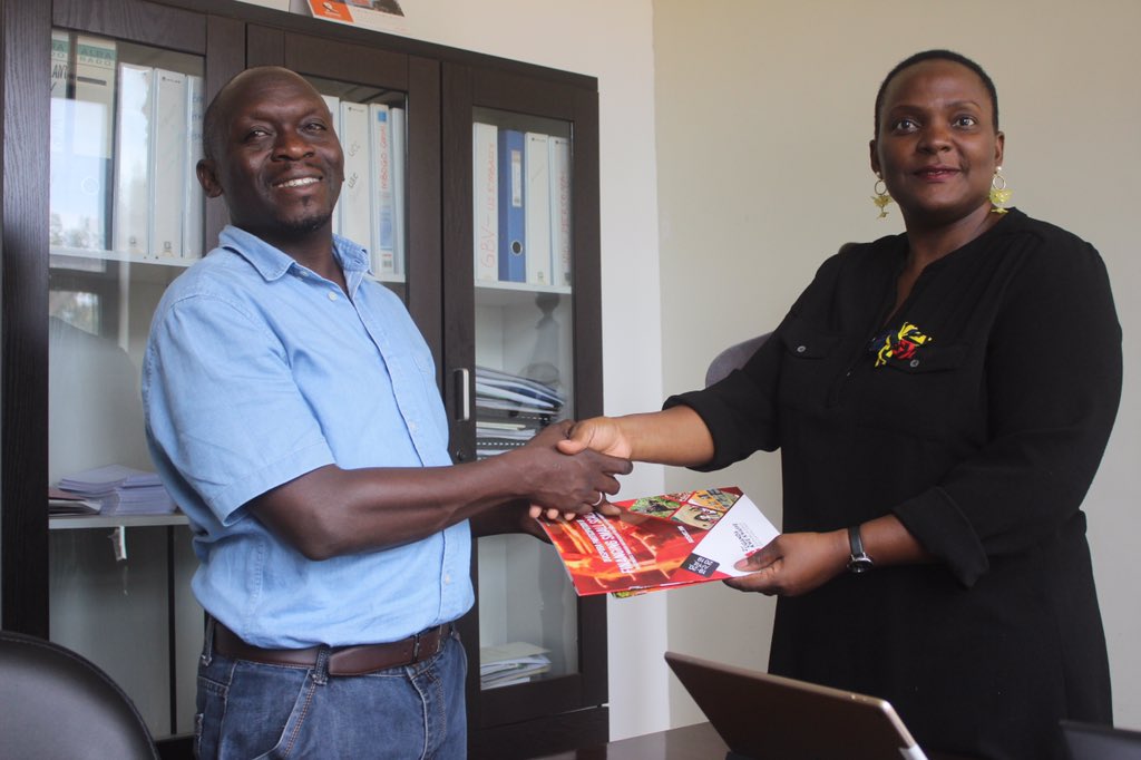 kwekwaffe's tweet photo. Keynote Speaker Damalie .K. Mukiibi receiving 2nd Uganda Kwekwaffe Forum Report and the Concept Note for the 3rd. from Mr. Abu Luwaga.
 
#TheOfficalUgandaKwekwaffe #UgandaKwekwaffe2020 #TourismAndCultureInUganda
#Uganda
#Canada https://t.co/EWhhnxo5J1