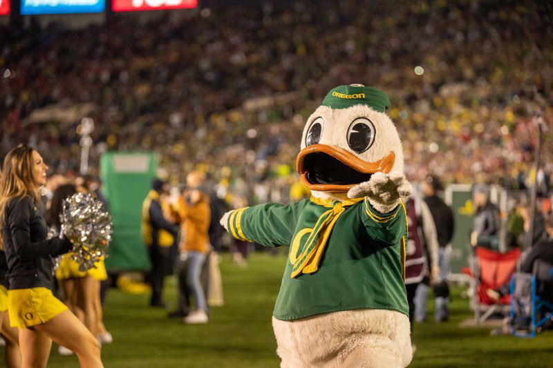 uoregon's tweet image. What a way to start to a new decade. 🌹💚🌹💛🌹💚🌹💛🌹💚🌹 #RoseBowl #GoDucks