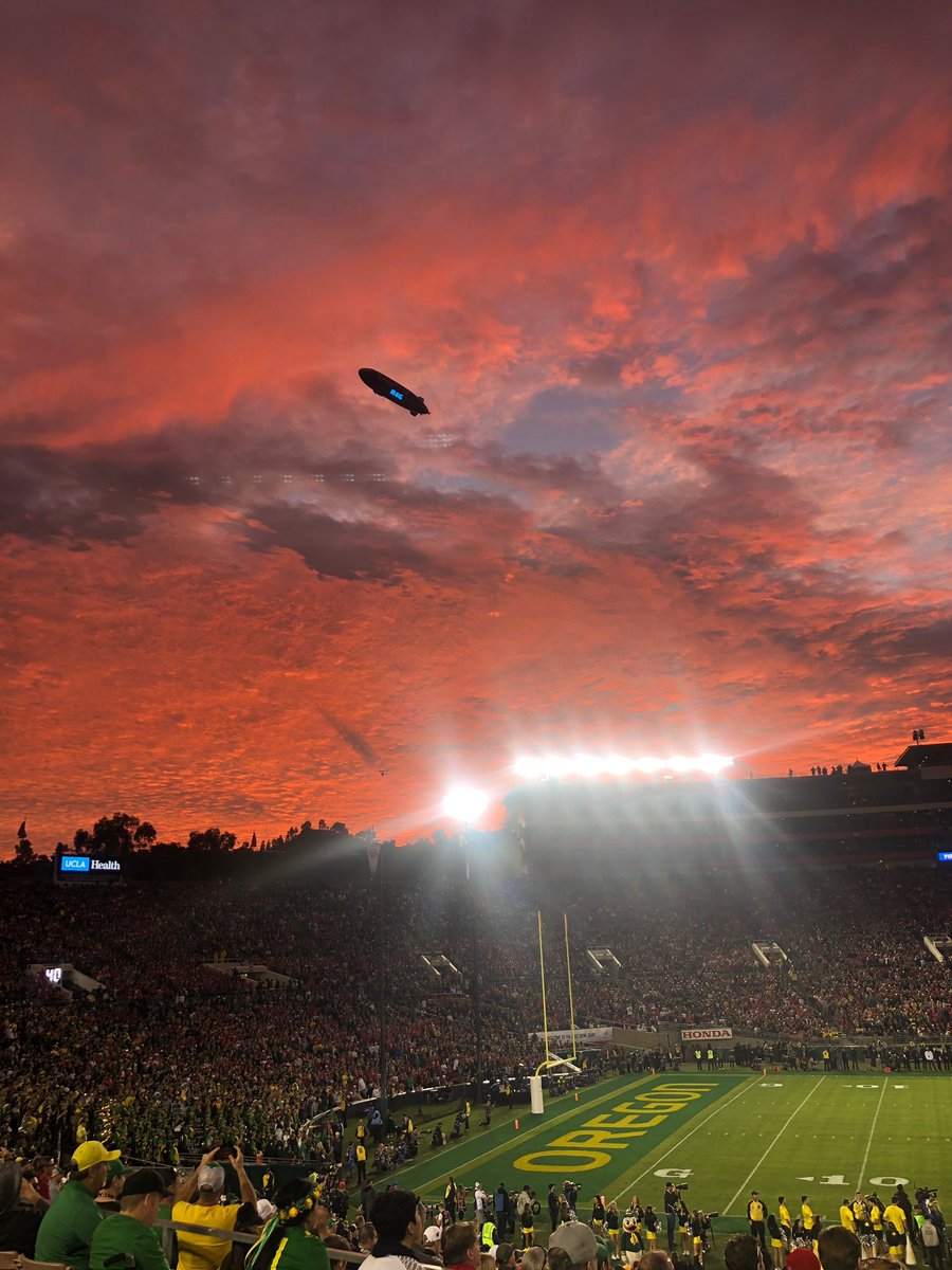 uoregon's tweet image. What a way to start to a new decade. 🌹💚🌹💛🌹💚🌹💛🌹💚🌹 #RoseBowl #GoDucks