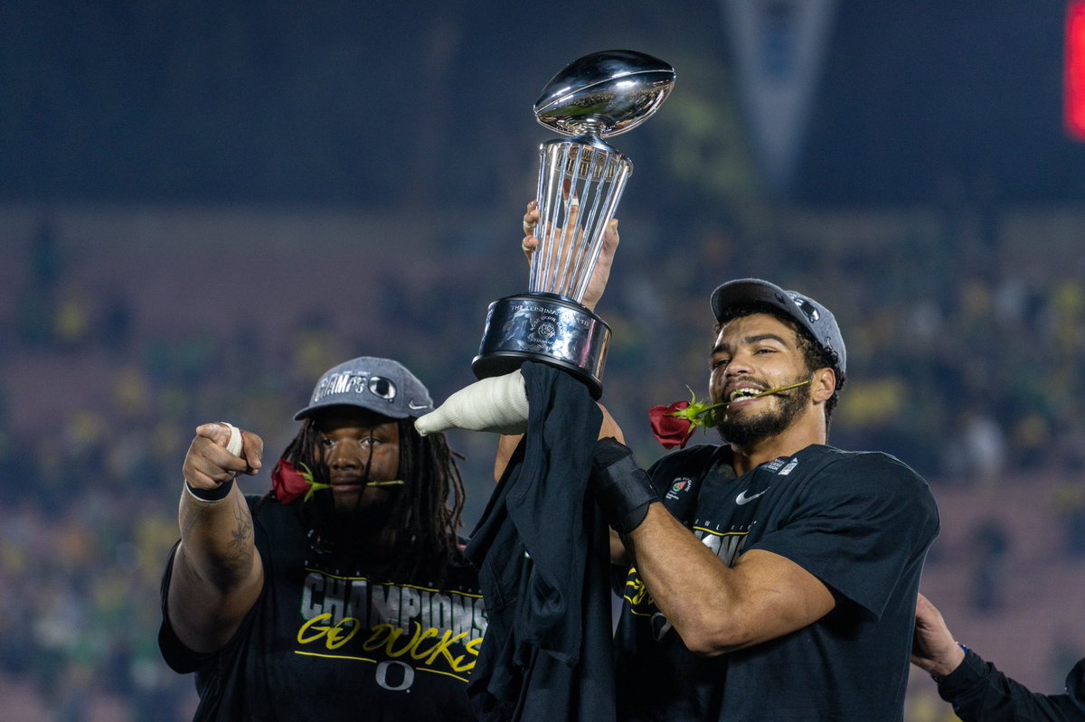 uoregon's tweet image. What a way to start to a new decade. 🌹💚🌹💛🌹💚🌹💛🌹💚🌹 #RoseBowl #GoDucks