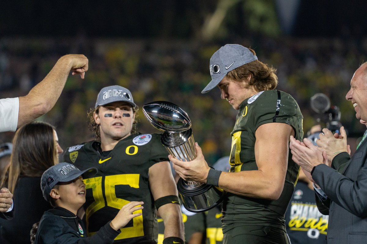 uoregon's tweet image. What a way to start to a new decade. 🌹💚🌹💛🌹💚🌹💛🌹💚🌹 #RoseBowl #GoDucks