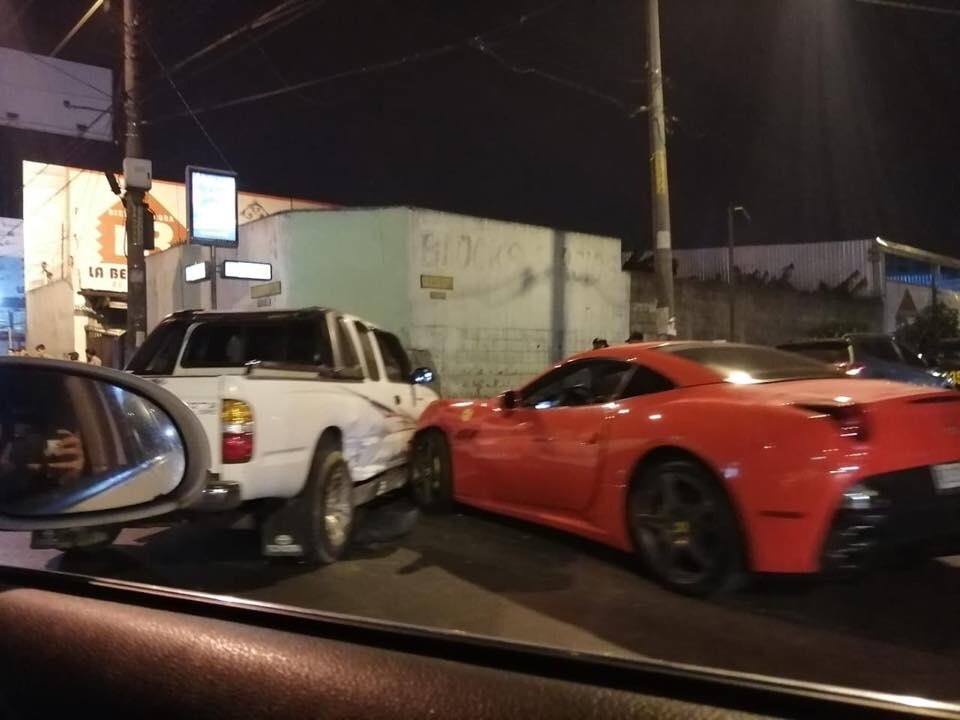 EmisorasUnidas's tweet photo. Accidente entre Ferrari California y picop en 12 avenida, zona 11, Calzada Roosevelt. Se reportan únicamente daños materiales. Fotos: Súper Autos GT https://t.co/nRli4i6NKy