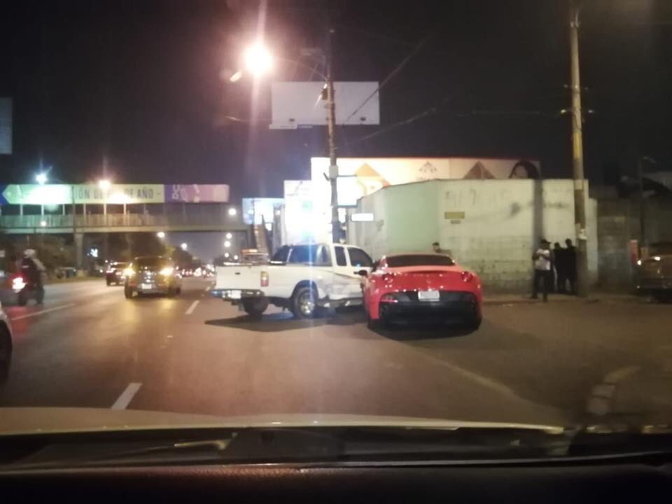 EmisorasUnidas's tweet photo. Accidente entre Ferrari California y picop en 12 avenida, zona 11, Calzada Roosevelt. Se reportan únicamente daños materiales. Fotos: Súper Autos GT https://t.co/nRli4i6NKy