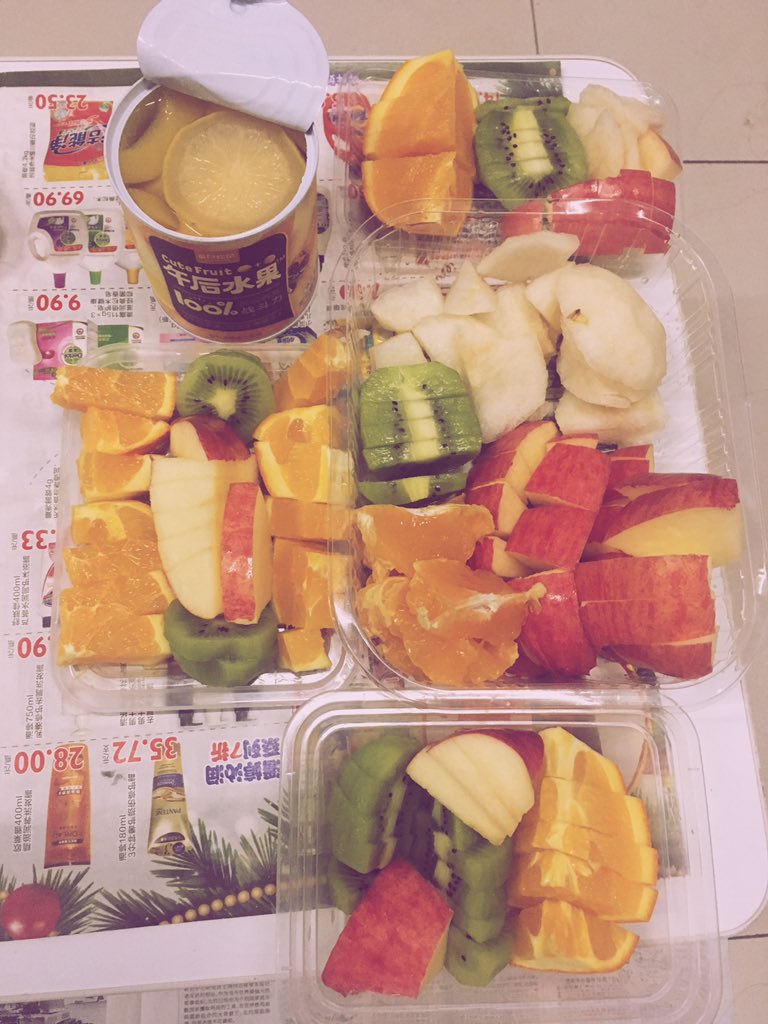 迟来的新年祝福🌸
进入21世纪20年代，真是令人感慨的时间节点
不管怎么说要加油鸭！
あけましておめでとうございます！🎉🎉🎉
2020年もよろしくお願いします(•͈˽•͈)
Happy new year！
P.S. 附上跨年夜和舍友的放纵😝