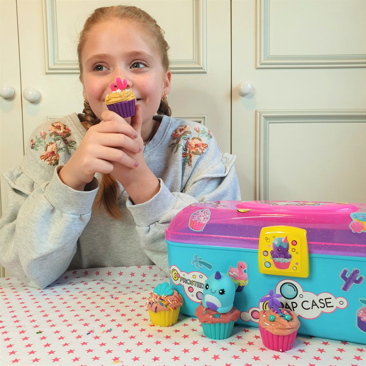 MMoonicorn's tweet photo. I really enjoyed frosting/decorating my own soaps with the SO Soap DIY case ๐ค the reusuable case was filled with so much stuff ๐ even stickers so i could decorate the case ๐คฉ I think my soaps turned out great ๐ Do you like DIY kits??
@CanalBrands #sosoapdiy #sodiy #diy https://t.co/VHXuvLOjRJ
