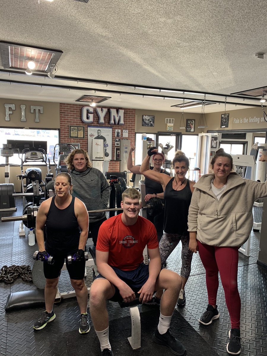 AbsoluteResults's tweet photo. New Years workout crew !!! https://t.co/XslKS8sYtd
