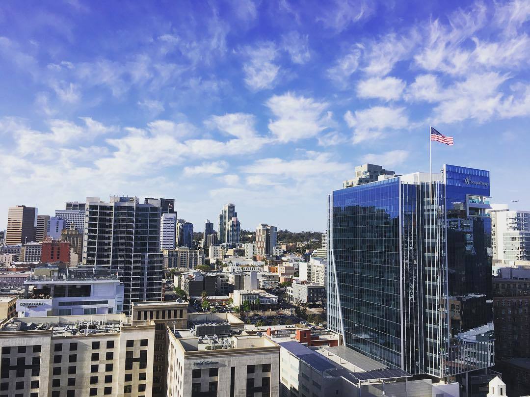 AltitudeSky's tweet photo. Who could use a dreamy San Diego sky? 🌤
📷: ositomagic

#AltitudeSkyLounge #SanDiego #GaslampQuarter #RooftopBar #SD #VisitSD #Views #YouStayThirstySD #SanDiegoDrinks https://t.co/z6jwMs1YTz