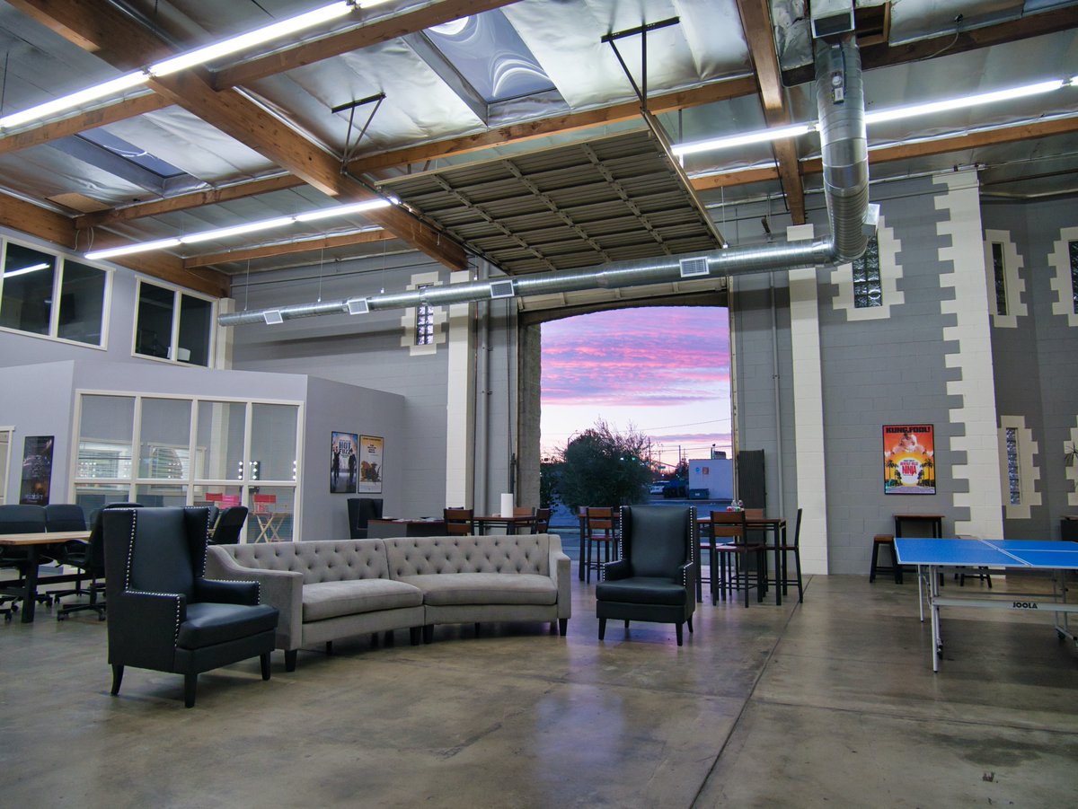 LACastleStudios's tweet photo. We hope everyone has a great 2020. This was our sunset view NYE.
#lacastlestudios #losangeles #movieproduction #filmstudio #tvstudio #moviestudio #tvproduction #moviestudio #tvstudio #locationscout #unreal #unrealengine4 #gameengine #unrealgameengine #standingset #standingsets https://t.co/I2Fs6X19Zu