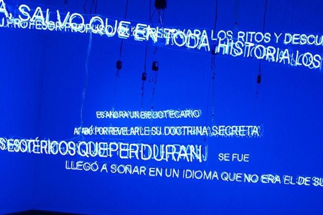 Vía:<a href="/bellasartesinba/">Instituto Nacional de Bellas Artes y Literatura</a>
#Diseño | A través de instalaciones, videos y documentos, “Soñar con bisontes” indaga en las fronteras entre arte y antropología, reflexionando sobre conceptos que aluden a zonas fronterizas, fronteras e intersecciones de múltiple ín…