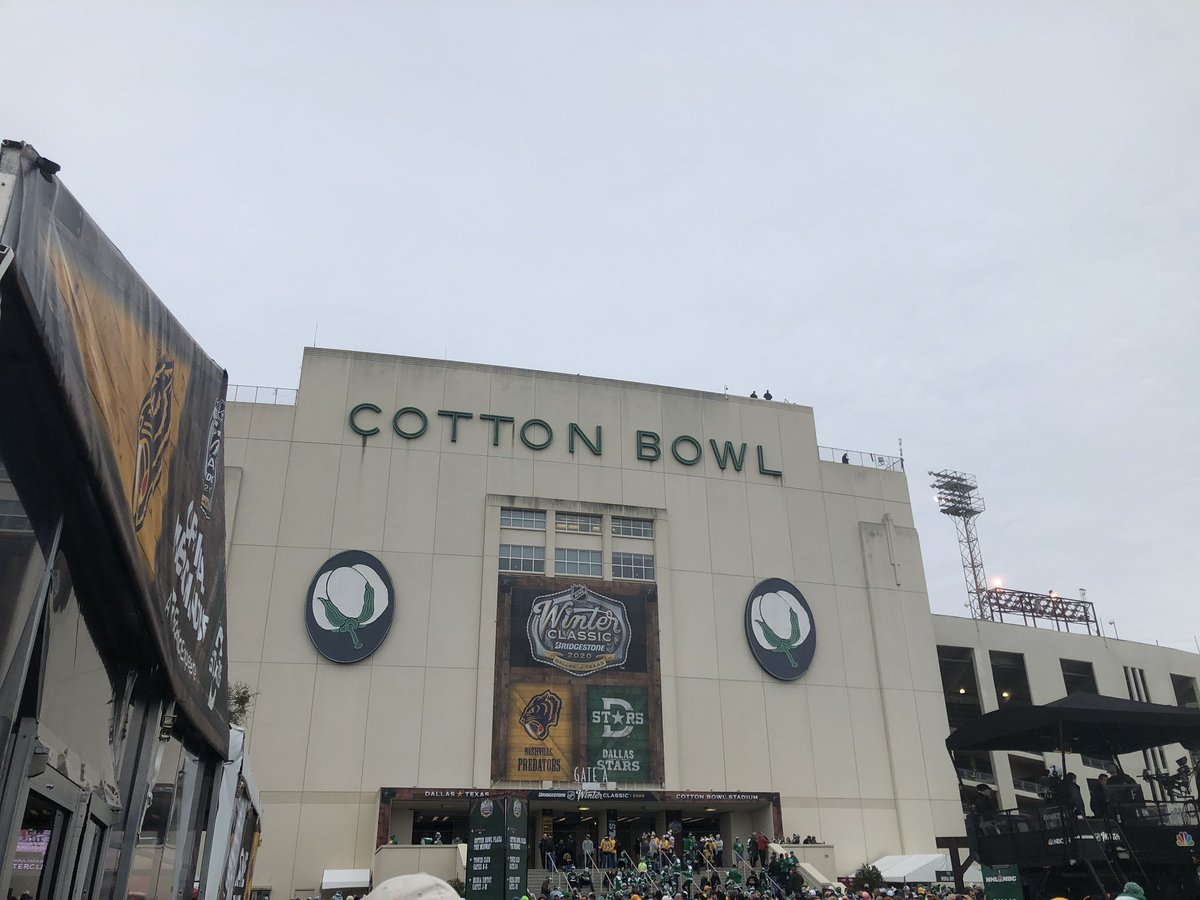 Pez1865's tweet photo. Crowd management was a bit of an issue, but for a once in a lifetime event, it was a pretty amazing experience. #WinterClassic  #GoStars https://t.co/D3yZgrZIyr