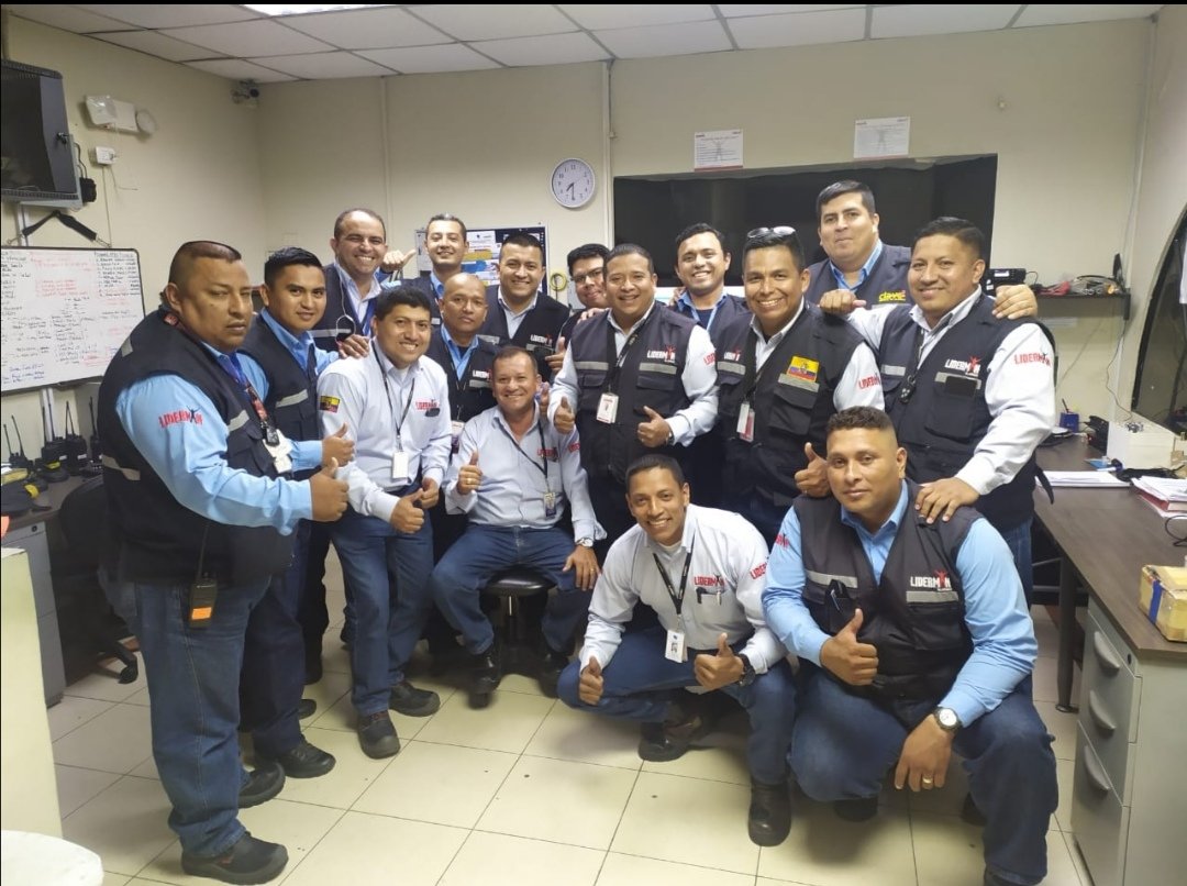 JavierBolivarAM's tweet photo. Equipo de Operaciones Liderman GYE concluyendo las coordinaciones del último turno del 2019. Excelente muchachos. 👉🇪🇨👈 #OperacionesLidermanGYE https://t.co/XaM22KKR9c