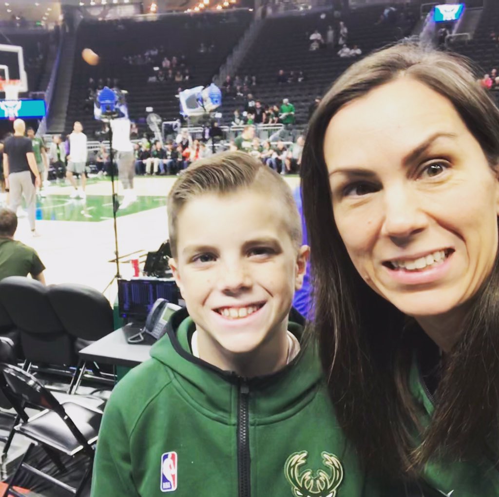 MrsKwapil's tweet image. Making dreams come true tonight! Row 1. #FearTheDeer #kohlscourt