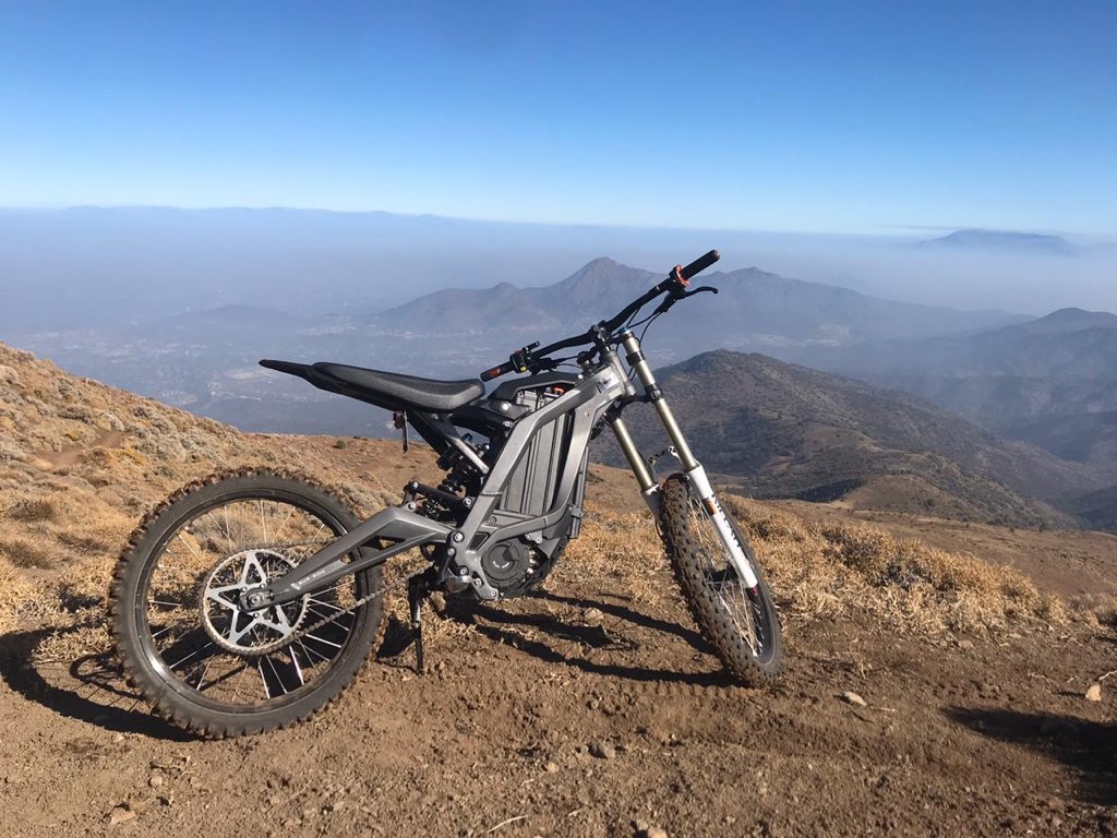 jtdegregorio's tweet photo. Ayer 31/12/19 le entraron a robar a Sur-Ron Chile y se llevaron 6 motos eléctricas únicas en el país. Necesitan encontrarlas, son clave para el futuro de su emprendimiento.  Si alguien las ve, por favor llamar a Nicolás al +56 9 8229 9932 https://t.co/2a8iHwhMMr