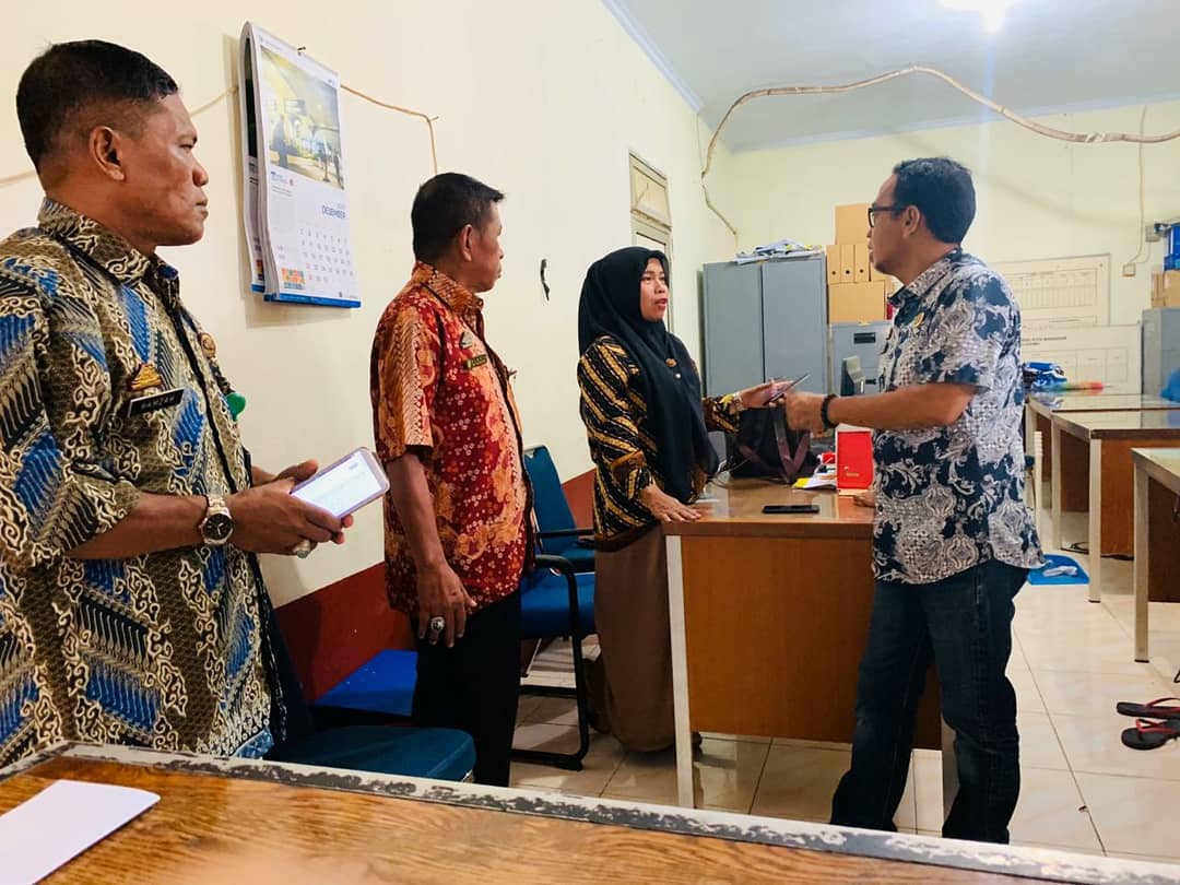 Kec_Mariso's tweet photo. Mengawali hari kerja di tahun 2020, pagi ini Camat Mariso @Andi_HarunRani langsung melakukan sidak dalam rangka optimalisasi pelayanan di Kantor Lurah Tamarunang dan Bontorannu https://t.co/txLr2TTVmA