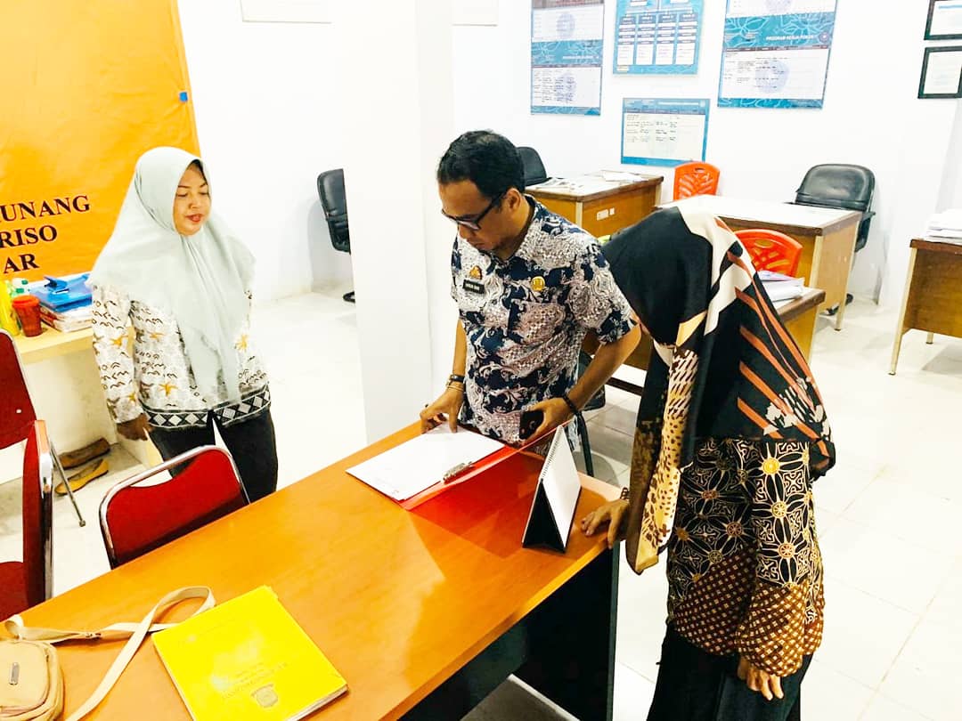 Kec_Mariso's tweet photo. Mengawali hari kerja di tahun 2020, pagi ini Camat Mariso @Andi_HarunRani langsung melakukan sidak dalam rangka optimalisasi pelayanan di Kantor Lurah Tamarunang dan Bontorannu https://t.co/txLr2TTVmA