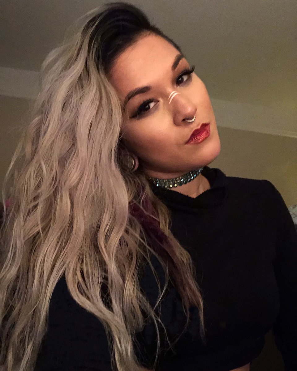 BabyBatchild's tweet photo. What a magical NYE... Thankful for my beautiful life. 🦇
#newdecadewhodis #2020vision https://t.co/p2OmIAshWO