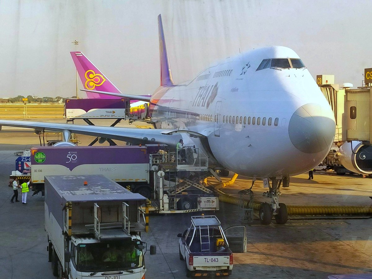 JUSTaFlyer_au's tweet photo. My mum's plane to #Sydney with HS-TKD in the background heading for KUL as TG417
#thaiairways #b747 #Thai #Boeing #Boeing747 #aviation #avgeek #aviationlovers #planespotting #Airplane #Jets #planes #Thailand #TG475 #bkk #Bangkok #aviationphotography https://t.co/vtHAvLDZ2p