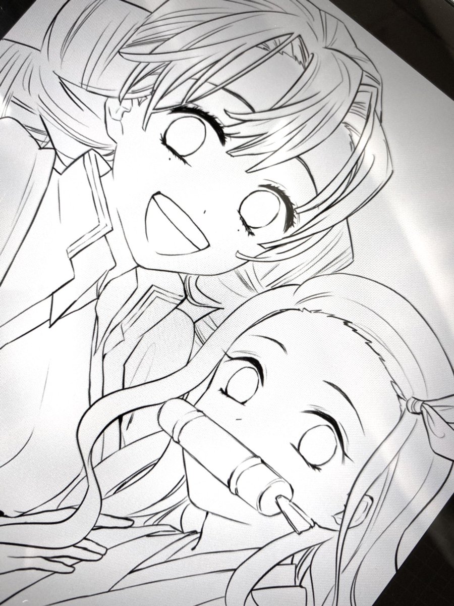 左が元の線画なんだけど顔にどうしても違和感があったから描き直してる 